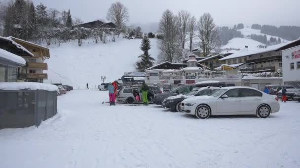 Autos Winter Auf Einem Parkplatz — Stockvideo