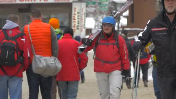 Gente Caminando Una Calle Durante Invierno — Vídeos de Stock