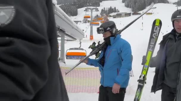 Mensen Die Hun Ski Dragen — Stockvideo