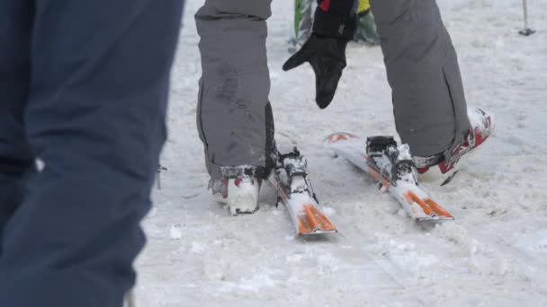 Vue Rapprochée Skieur Décollant Skis — Video