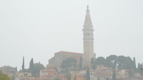 Iglesia Santa Eufemia Vista Día Niebla — Vídeo de stock