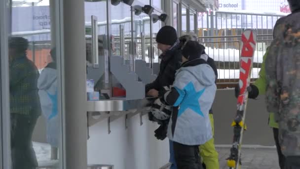 Skiërs Bij Een Kaartverkoopkantoor — Stockvideo