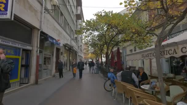 Gatuvy Med Människor Som Går Vid Restaurang — Stockvideo