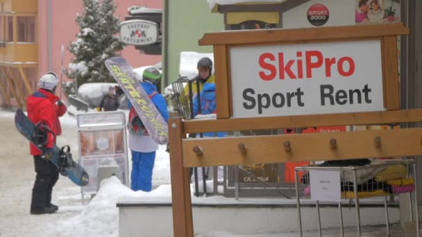 Filmmaterial Von Skipro Sport Rent Sign — Stockvideo