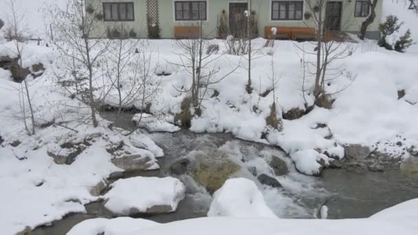 Ποταμός Μπροστά Από Ξενώνα Στο Saalbach Hinterglemm — Αρχείο Βίντεο