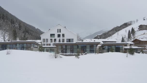 Edificio Con Vidrio Durante Invierno — Vídeo de stock