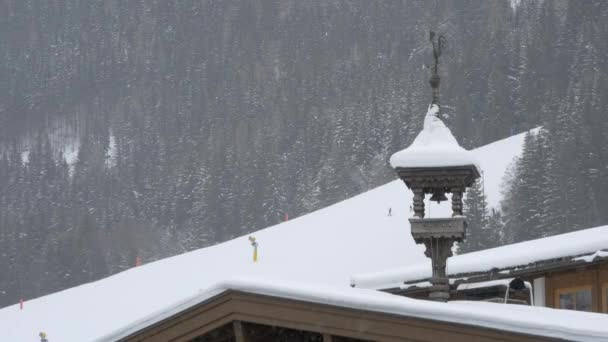 Steeple Con Campana Edificio Durante Invierno — Vídeos de Stock