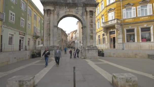 在普拉的Sergii拱门旁边行走的人 — 图库视频影像