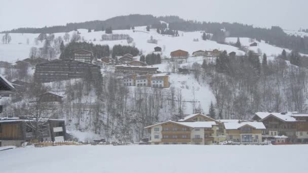 Panoramisch Uitzicht Chalets Tijdens Sneeuwval — Stockvideo
