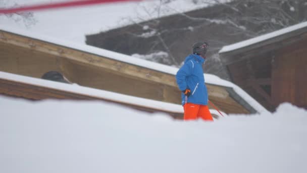 Skier Stojący Czekający — Wideo stockowe