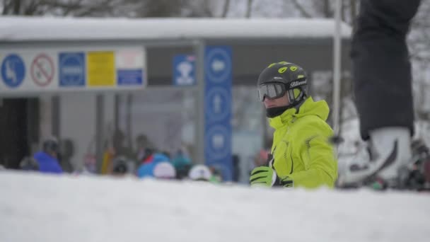 Narciarz Stojący Ośrodku Narciarskim — Wideo stockowe