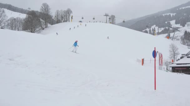 Gente Esquiando Una Pista Esquí — Vídeos de Stock