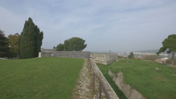 プーラ要塞の石壁と緑の草 — ストック動画