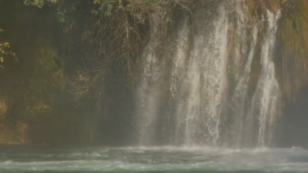 Şelale Bir Nehirle Buluşuyor — Stok video