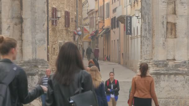 Mensen Passeren Onder Boog Van Sergii Pula Kroatië — Stockvideo