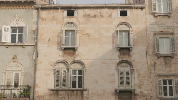 Antiguo Edificio Con Ventanas Arqueadas — Vídeos de Stock