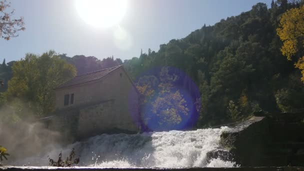 Vista Ángulo Bajo Una Pequeña Cascada Cerca Una Casa — Vídeos de Stock