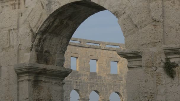 Kemerli Bir Pencereden Görünen Arena Duvarı — Stok video