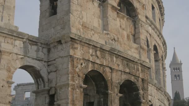 Kilise Kulesinin Yanındaki Antik Taş Duvar — Stok video