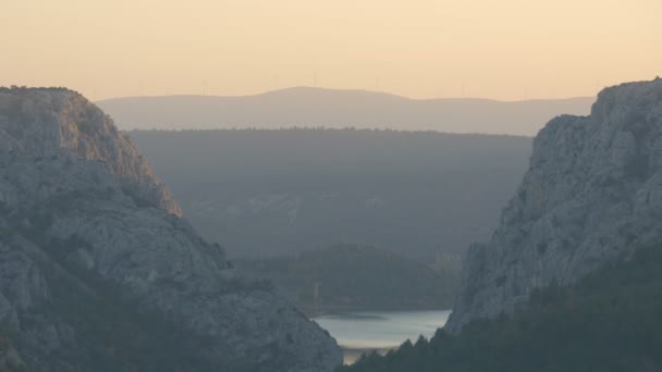 Krka Fließt Durch Eine Schlucht — Stockvideo