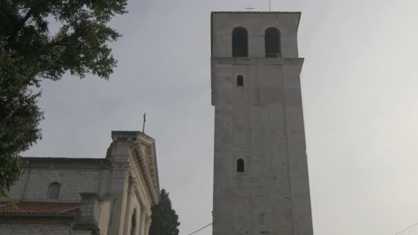 Torre Sino Uma Igreja — Vídeo de Stock