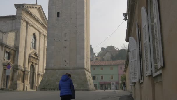 Campanario Libre Frente Una Iglesia — Vídeo de stock