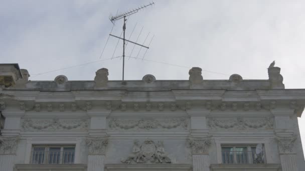 Ingericht Gebouw Met Antenne Het Dak — Stockvideo