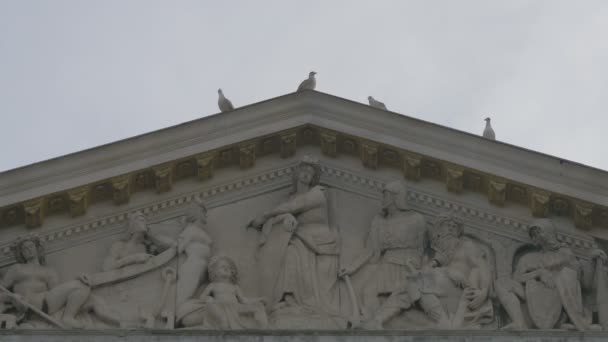 Frontón Adornado Aves — Vídeos de Stock