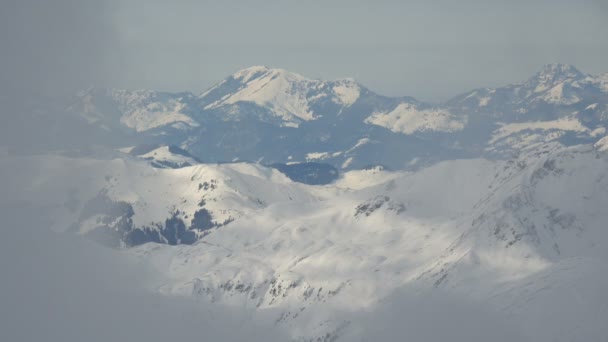 Alpes Cobertos Neve Vista Através Das Nuvens — Vídeo de Stock