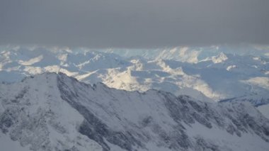 Alpler 'in üzerindeki bulutların manzarası