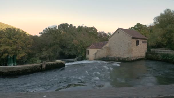 Fluss Fließt Steinernen Gebäuden Vorbei — Stockvideo