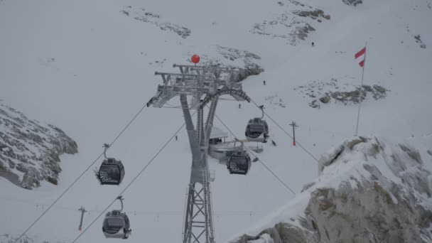 Vue Sur Les Remontées Mécaniques Dans Les Montagnes — Video