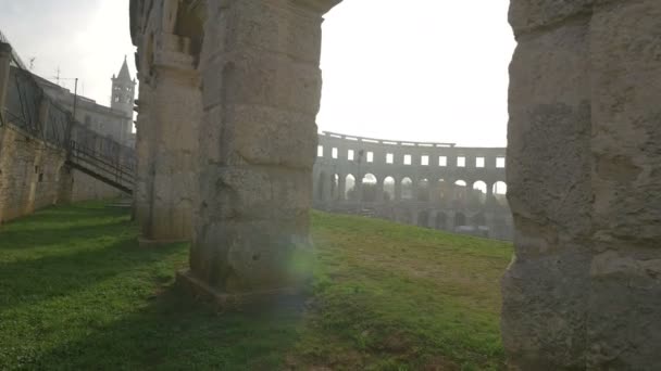 阳光穿过古老的石柱 — 图库视频影像