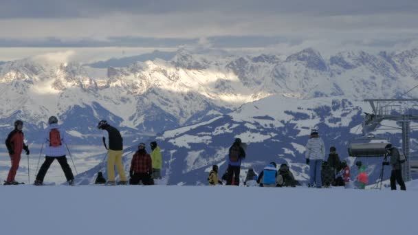 Skiers Berdiri Atas Sebuah Lereng Ski Pegunungan — Stok Video