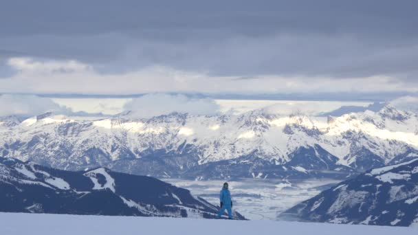 Snowboarder Piedi Una Pista Sci — Video Stock