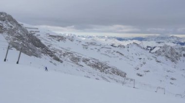 Karla kaplı dağların panoramik manzarası