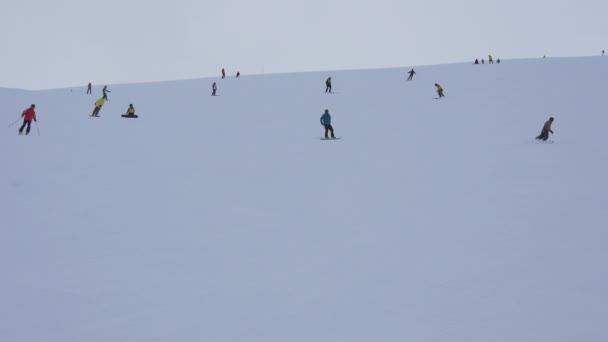 Persone Che Sciano Fanno Snowboard Una Pista Sci — Video Stock