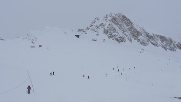 Menschen Beim Skifahren Auf Einer Skipiste — Stockvideo