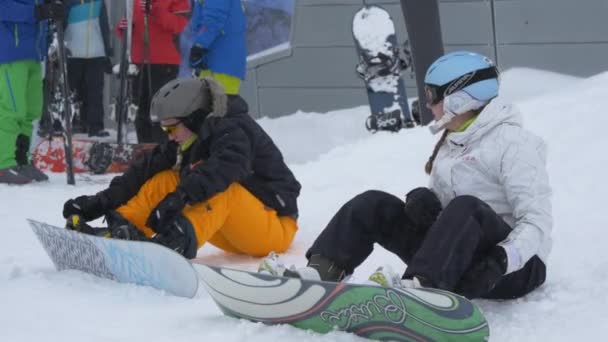 Twee Snowboarders Die Hun Snowboards Repareren — Stockvideo