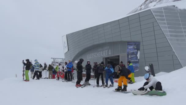 Personnes Sortant Station Télésiège Gondole — Video