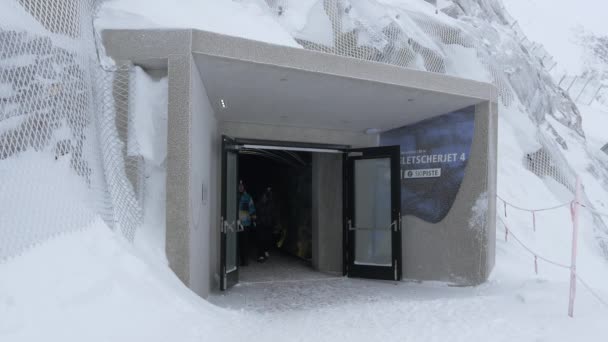 Gente Saliendo Túnel Estación Esquí Kitzsteinhorn — Vídeos de Stock