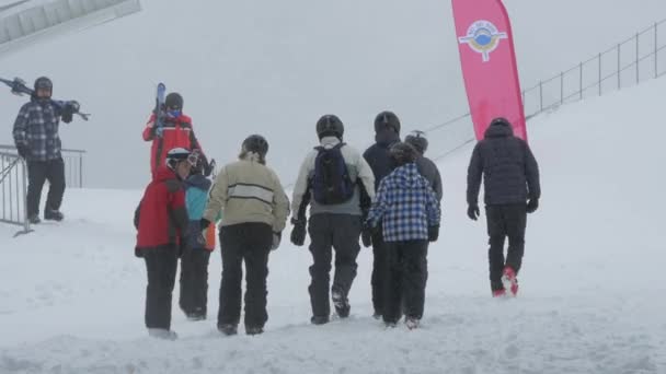 Mensen Wandelen Een Skigebied — Stockvideo