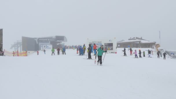 Caminar Esquiar Estación Esquí Kitzsteinhorn — Vídeos de Stock