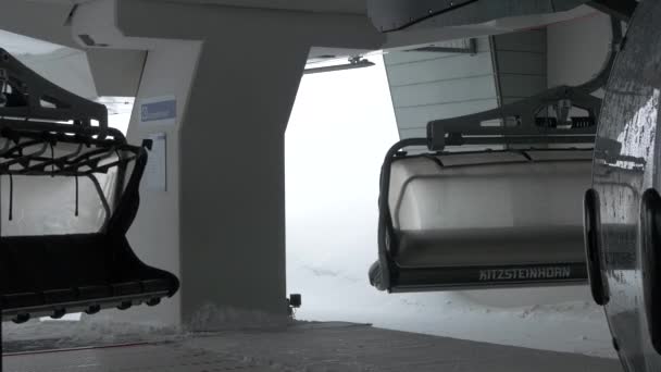 Kitzsteinhorn Kayak Merkezindeki Teleferik Istasyonu — Stok video