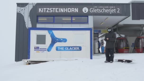 Hombre Poniéndose Los Guantes Kitzsteinhorn — Vídeos de Stock