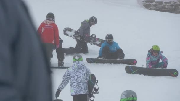 Snowboard Rijders Zitten Sneeuw — Stockvideo