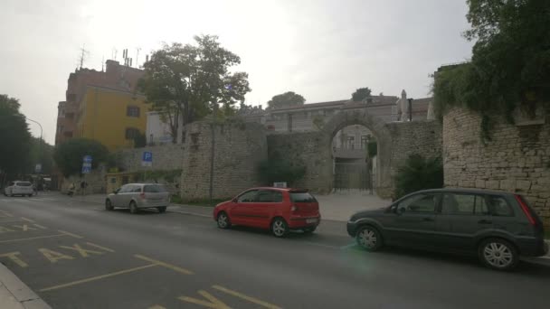 ヘラクレスの門の前に駐車した車 — ストック動画
