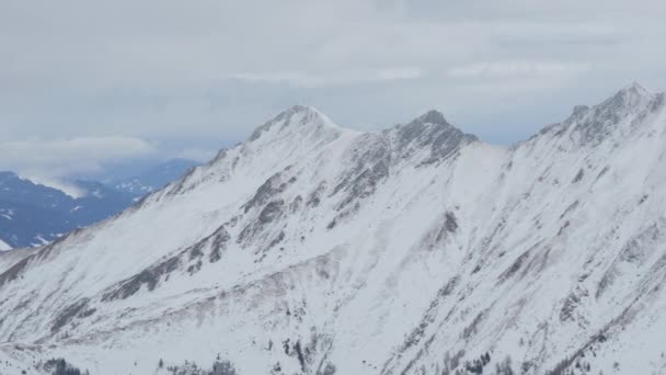 雪に覆われた崖のパノラマビュー — ストック動画