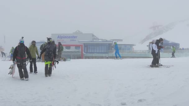 Jinetes Esquiadores Snowboard Una Estación Esquí — Vídeos de Stock