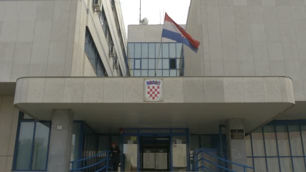 Bandiera Croata Sventola Edificio — Video Stock
